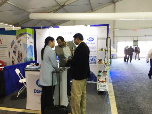 10我們《東晟密封》的Shirmey xu mm正在專業的向客人講解。