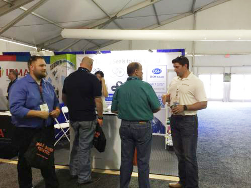 14密封件的作用還真是不小呢，看看這些圍觀的老外們！