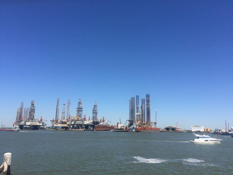 從休斯頓的（中國城）出發，經過一個多小時的車程，我們來到了休斯頓海邊的，一個叫加爾維斯頓的海島，近距離領略海洋之星近?？碧姐@井平臺的科技知識，看看：藍天、碧海、青草地！