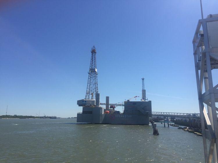 藍天白云下靠岸的，是一艘民用的仿真氣墊船。