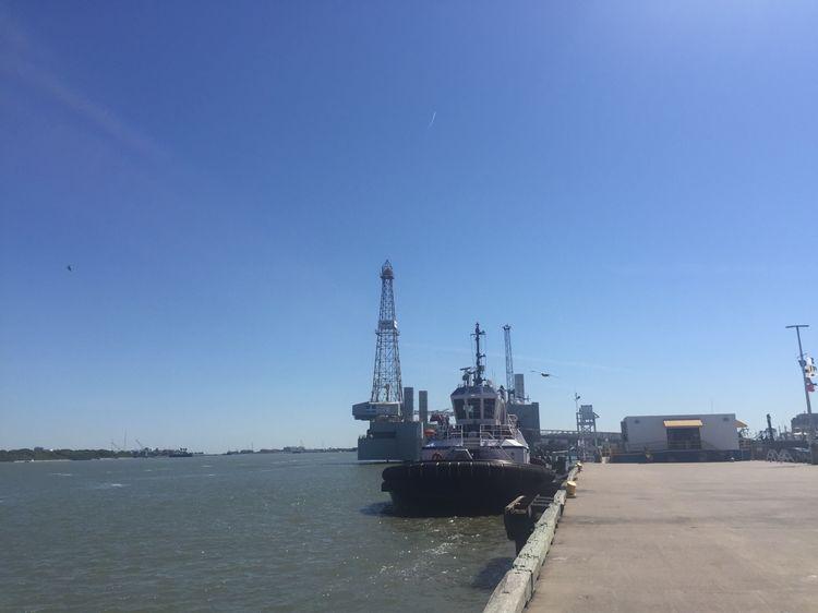 藍天白云下靠岸的，是一艘民用的仿真氣墊船。