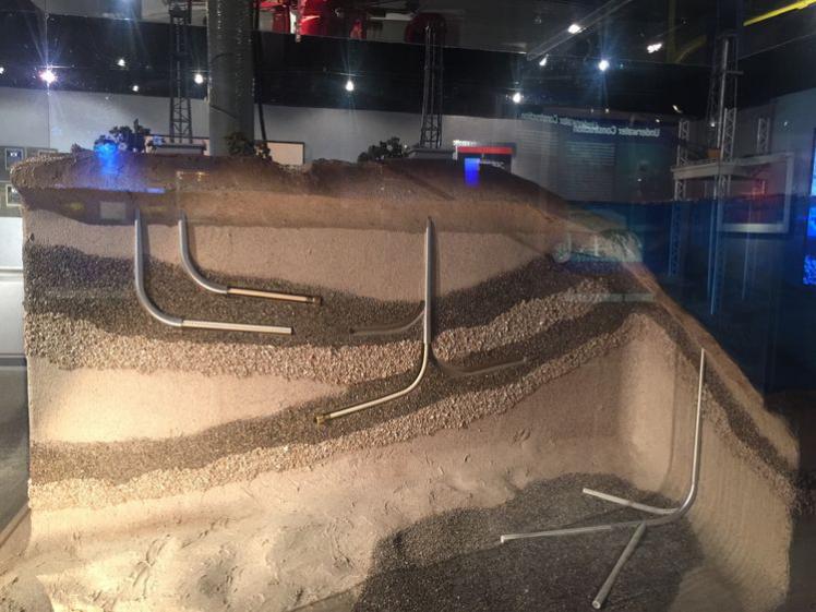 模擬的：勘探鉆井采油平臺的局部剖面圖！