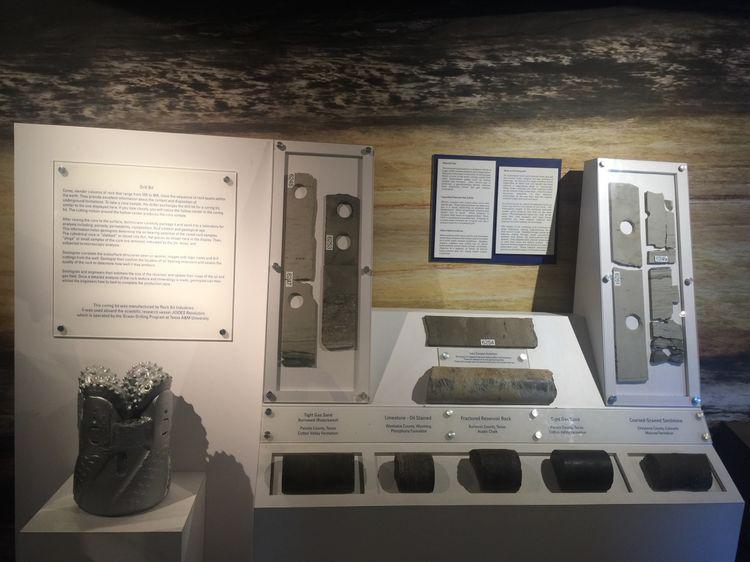 采油勘探鉆井岀來的：各種不同類型的礦物質標本展示！