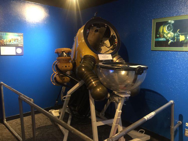 采油勘探鉆井平臺的專用的：海底作業防護服！