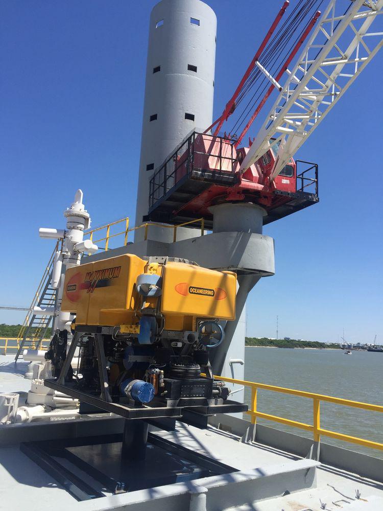 采油勘探鉆井平臺上的:吊裝操作塔！