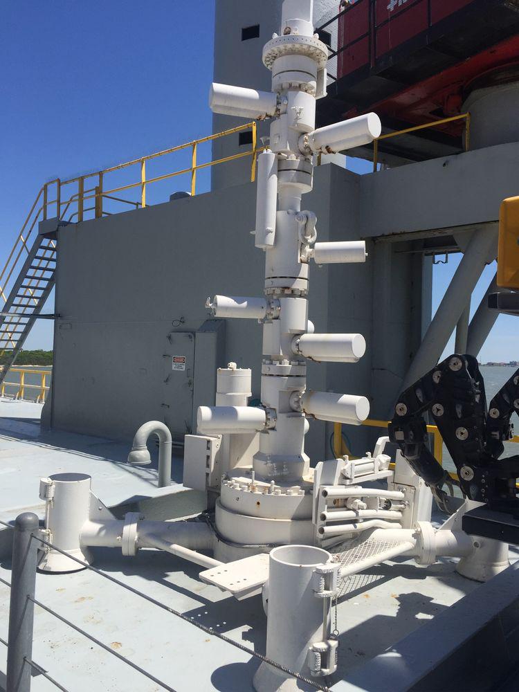 采油勘探鉆井平臺上：已經是N多年前的老式采油樹！