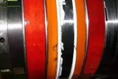 挖掘機密封件“系統內殘留空氣導致氣蝕”現象圖