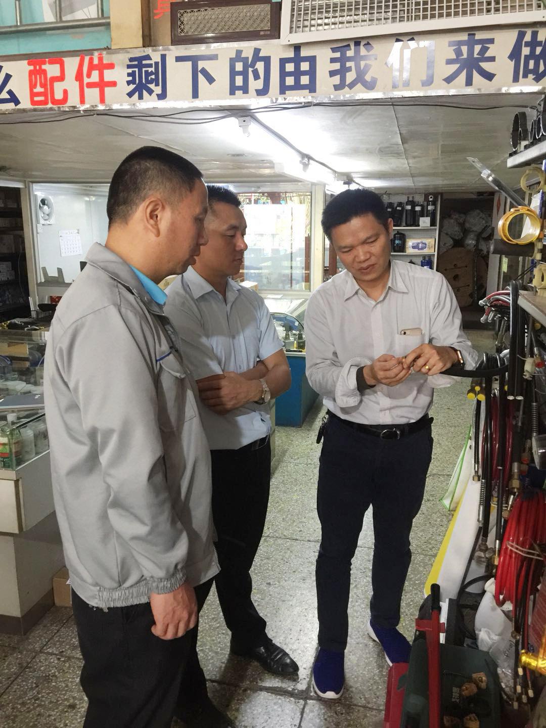 東晟密封件技術團隊正在了解制冷設備的密封原理