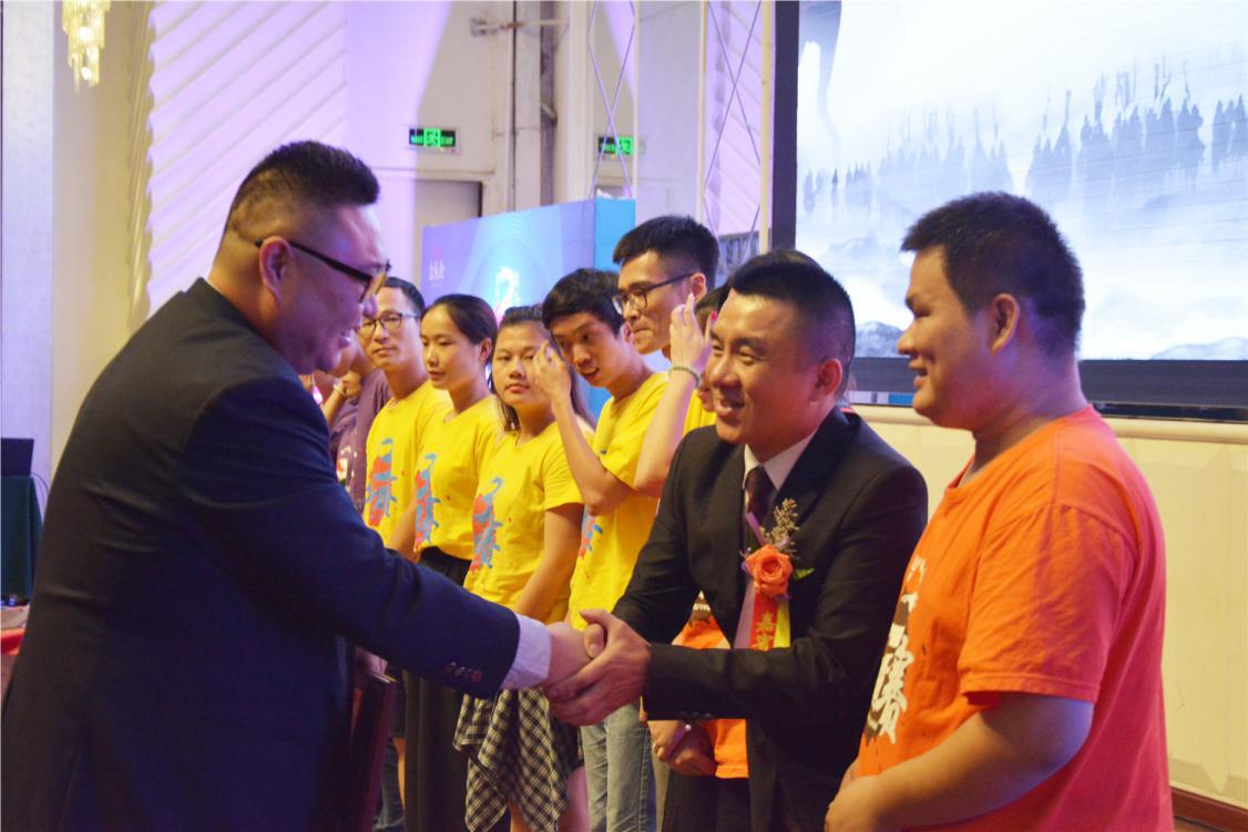 第三屆全國金馬爭霸賽頒獎現(xiàn)場:傲馬何承翰及東晟密封胡燕林 第三屆全國金馬爭霸賽頒獎現(xiàn)場:傲馬何承翰及東晟密封胡燕林