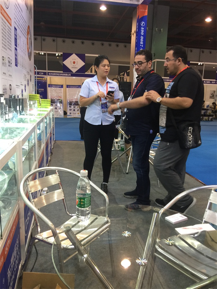 當(dāng)然，也有不少的國外客戶啦！