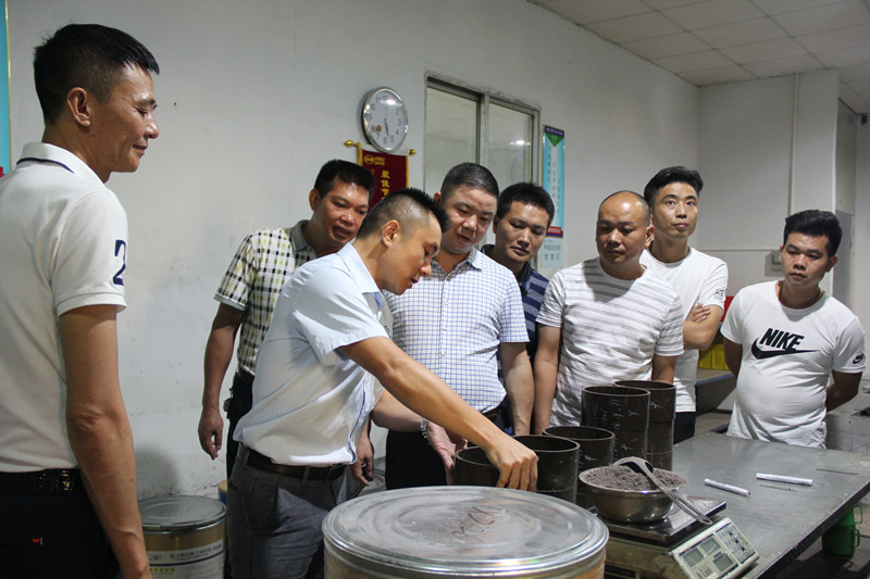 東晟胡燕林總經理親自講解密封產品壓制車間