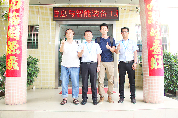 東晟公司總經理胡燕林與客戶合照