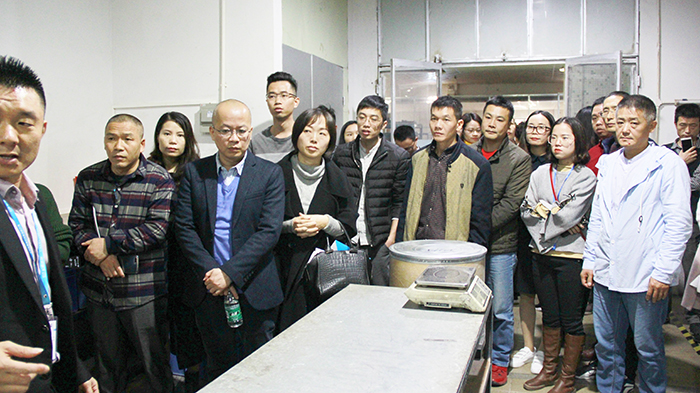 東晟胡燕林總經理上臺演講分享