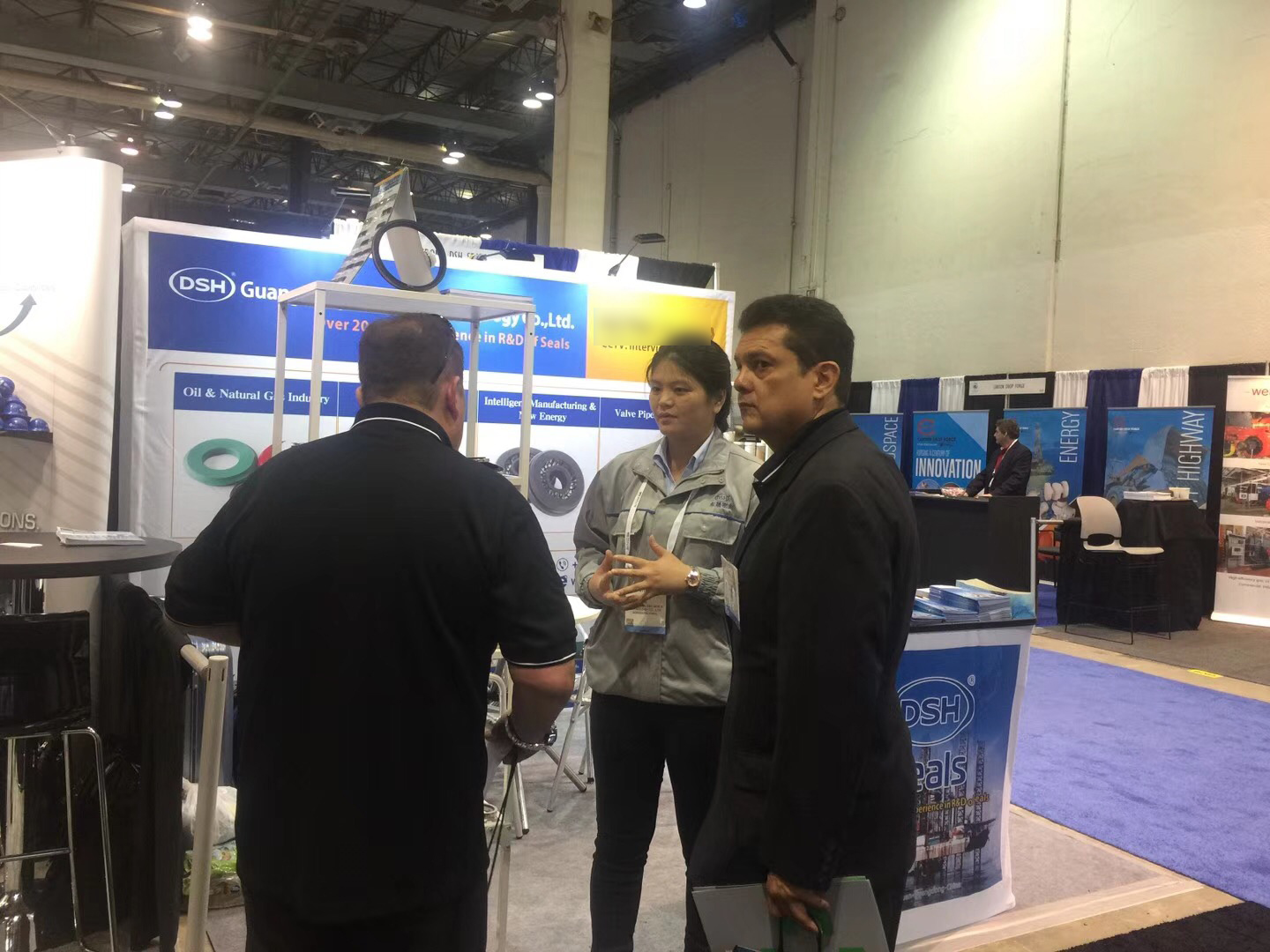 2018年第49屆OTC石油展現場——與歪果仁交流