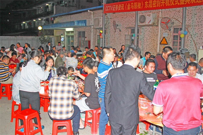 讓我們一杯酒敬過去，辛勤努力，收獲碩果，為自己打個call；一杯酒敬現在，身邊相伴同奮斗的人兒們，謝謝你；最后一杯酒敬未來，值得期待，風雨同行，再創輝煌！