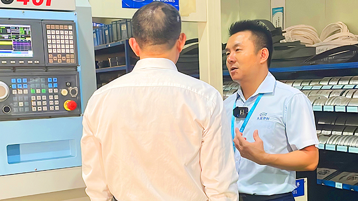 1生產(chǎn)車間-牛商央視財(cái)經(jīng)評論員單仁與東晟密封件胡燕林 (1)