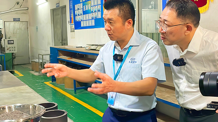 1生產(chǎn)車間-牛商央視財(cái)經(jīng)評論員單仁與東晟密封件胡燕林 (1)