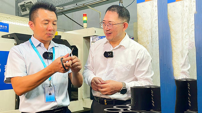 1生產(chǎn)車間-牛商央視財(cái)經(jīng)評論員單仁與東晟密封件胡燕林 (1)