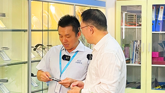 3實(shí)驗(yàn)室與產(chǎn)品展覽室牛商央視財(cái)經(jīng)評論員單仁與東晟密封件胡燕林  (1)