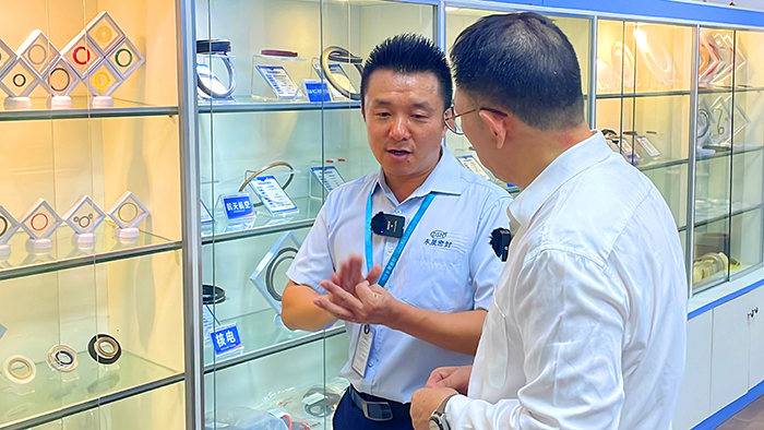 3實(shí)驗(yàn)室與產(chǎn)品展覽室牛商央視財(cái)經(jīng)評論員單仁與東晟密封件胡燕林  (1)