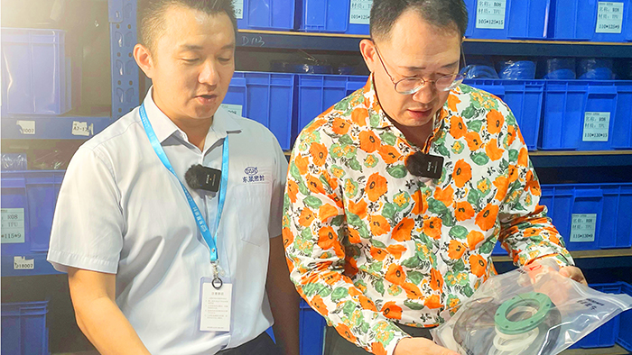 2質(zhì)檢部與倉庫牛商央視財(cái)經(jīng)評論員單仁與東晟密封件胡燕林  (1)