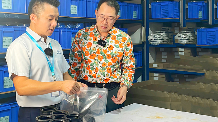 2質(zhì)檢部與倉庫牛商央視財(cái)經(jīng)評論員單仁與東晟密封件胡燕林  (1)