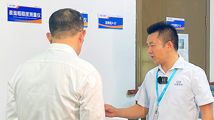 3實(shí)驗(yàn)室與產(chǎn)品展覽室牛商央視財(cái)經(jīng)評論員單仁與東晟密封件胡燕林  (1)